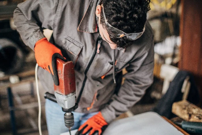 Person bohrt mit Bohrmaschine